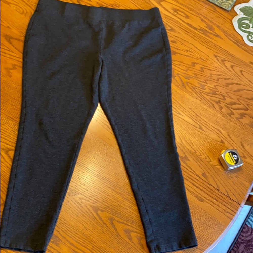 Roz&Ali Charcoal gray crop leggings